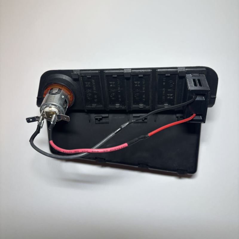 BMW E36 USB-C Charger Behind