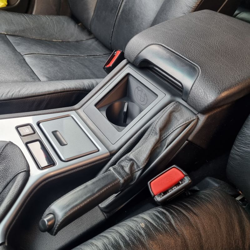 BMW E39 Cupholder installed